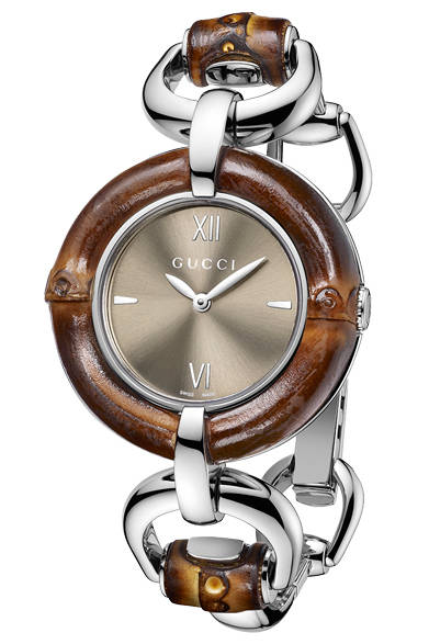 バンブーバッグに代表されるように、グッチならではのマテリアルというと、まず挙げられるのがバンブー（竹）。今年はこのバンブーをベゼルの素材として取り入れた新作が登場した。バーナーで熱し、なめらかなカーブに形づくられた天然のバンブーと、ステンレススティールの融合が斬新。<br /><br /><strong>バンブーウォッチ</strong><br />11万4450円<br />クォーツ、直径35m、SS×バンブー<br /><br />ラグジュアリー・タイムピーシズ ジャパン<br />Tel. 03-5766-2030