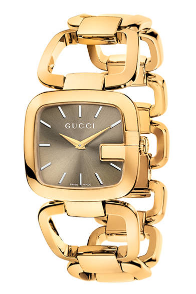 ベゼルに「G」のデザインを取り入れた、ブレスレットウォッチ。ほかにピンクゴールドカラーや、ダイアルがホワイト マザー・オブ・パールやブラックのものも展開。<br /><br /><strong>G-グッチ</strong><br />10万3950円<br />クォーツ、24mm×22.5mm、SS（YG PVD）<br /><br />ラグジュアリー・タイムピーシズ ジャパン<br />Tel. 03-5766-2030