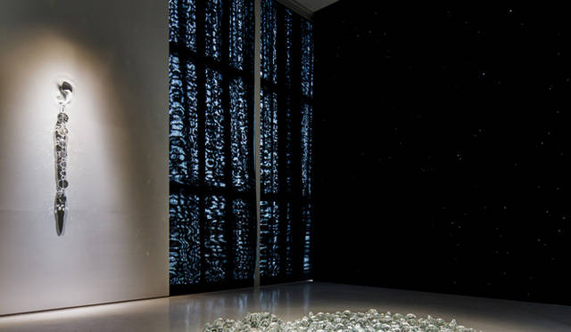 <strong>ESPACE LOUIS VUITTON TOKYO｜エスパス ルイ・ヴィトン東京　“AWAKENING”</strong>　<br />THE WALLS HAVE EARS, EASRS HAVE PRETTY EARRINGS (2012) Pekka Jylhä　<br />SKULL (2012) Pekka Jylhä　<br />Starwall (2012) Sami Sänpäkkilä　<br />©Louis Vuitton / Jérémie Souteyrat　Courtesy of Espace Louis Vuitton Tokyo