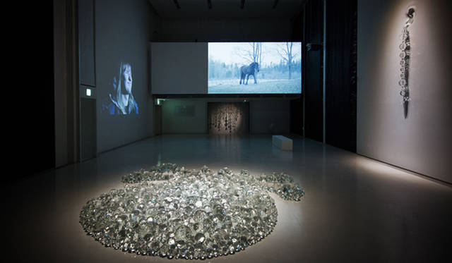 <strong>ESPACE LOUIS VUITTON TOKYO｜エスパス ルイ・ヴィトン東京　“AWAKENING”</strong>　<br />Today We Live (2012), Ridestar (2010) Hannaleena Heiska　I HAVE SEEN THE LIGHT (2012)<br />THE WALLS HAVE EARS, EASRS HAVE PRETTY EARRINGS (2012)<br />SKULL (2012) Pekka Jylhä　<br />©Louis Vuitton / Jérémie Souteyrat　Courtesy of Espace Louis Vuitton Tokyo