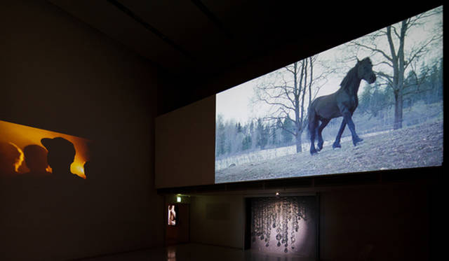 <strong>ESPACE LOUIS VUITTON TOKYO｜エスパス ルイ・ヴィトン東京　“AWAKENING”</strong>　<br />Today We Live (2012), Ridestar (2010) Hannaleena Heiska<br />I HAVE SEEN THE LIGHT (2012) Pekka Jylhä　<br />©Louis Vuitton / Jérémie Souteyrat　Courtesy of Espace Louis Vuitton Tokyo