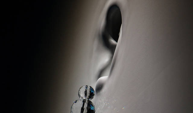 <strong>ESPACE LOUIS VUITTON TOKYO｜エスパス ルイ・ヴィトン東京　“AWAKENING”</strong>　<br />THE WALLS HAVE EARS, EASRS HAVE PRETTY EARRINGS (2012) Pekka Jylhä　<br />©Louis Vuitton / Jérémie Souteyrat　Courtesy of Espace Louis Vuitton Tokyo