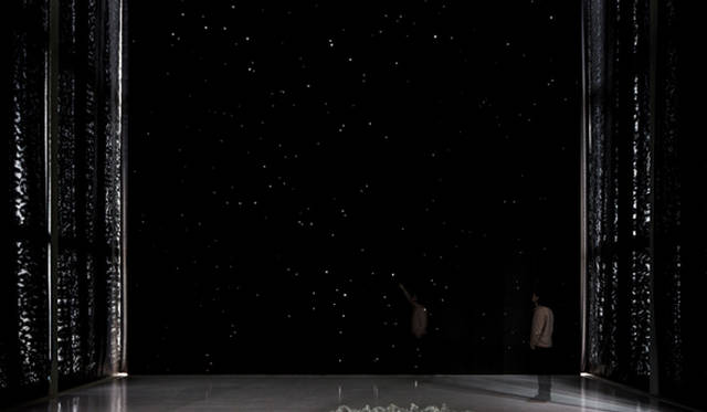 <strong>ESPACE LOUIS VUITTON TOKYO｜エスパス ルイ・ヴィトン東京　“AWAKENING”</strong>　<br />Starwall (2012) Sami Sänpäkkilä　<br />©Louis Vuitton / Jérémie Souteyrat　Courtesy of Espace Louis Vuitton Tokyo