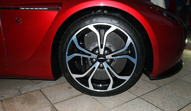 <strong>ASTON MARTIN V12 ZAGATO｜アストンマーティンV12ザガート</strong>　19インチの専用ホイールとカーボンセラミックブレーキ