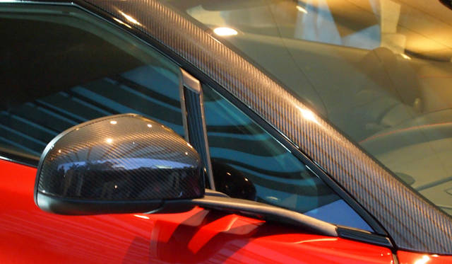 <strong>ASTON MARTIN V12 ZAGATO｜アストンマーティンV12ザガート</strong>　カーボンでおおわれたピラーとドアミラー