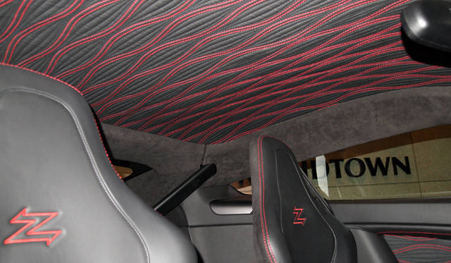 <strong>ASTON MARTIN V12 ZAGATO｜アストンマーティンV12ザガート</strong>　<br />アルカンターラとレザーでおおわれた内装 天井までステッチが施される