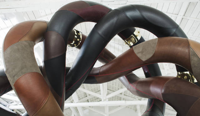 <strong>REBIRTH PROJECT × COACH｜リバース・プロジェクト×コーチ</strong>　1本の輪っかが、驚くべきことに1点も接することなくうねりながら7周している