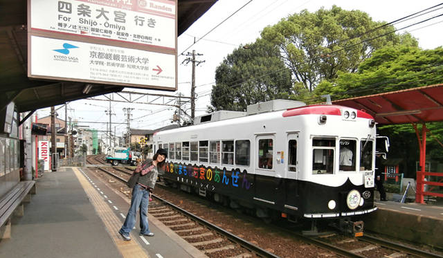 <strong>戸田恵子｜『新・おみやさん』にはじまる、怒涛の春をプレイバック！</strong>　ある駅にて見つけたユニークな電車