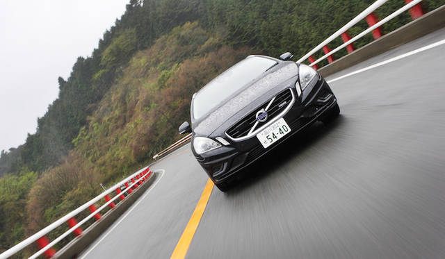 <strong>Volvo V60 T4 R-DESIGN｜ボルボ V60 T4 R-デザイン</strong>