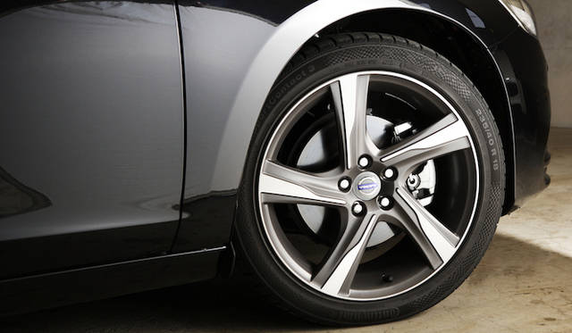 <strong>Volvo V60 T4 R-DESIGN｜ボルボ V60 T4 R-デザイン</strong><br>235/40R18のタイヤをはく