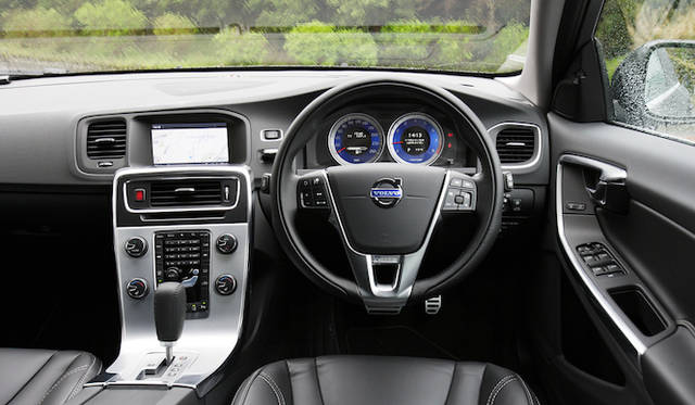 <strong>Volvo V60 T4 R-DESIGN｜ボルボ V60 T4 R-デザイン</strong>