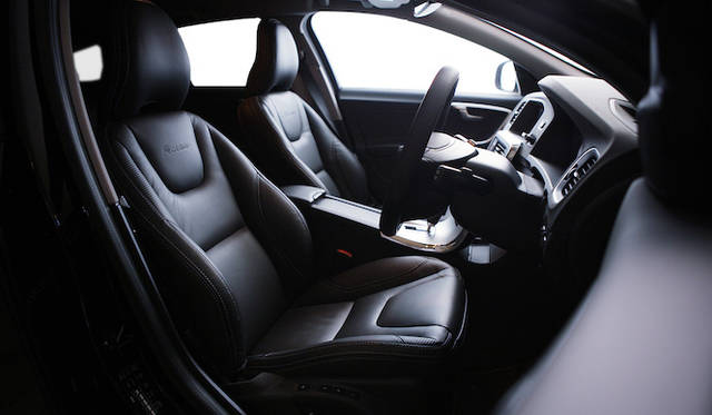 <strong>Volvo V60 T4 R-DESIGN｜ボルボ V60 T4 R-デザイン</strong>