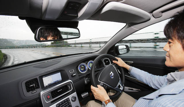 <strong>Volvo V60 T4 R-DESIGN｜ボルボ V60 T4 R-デザイン</strong>