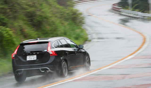 <strong>Volvo V60 T4 R-DESIGN｜ボルボ V60 T4 R-デザイン</strong>