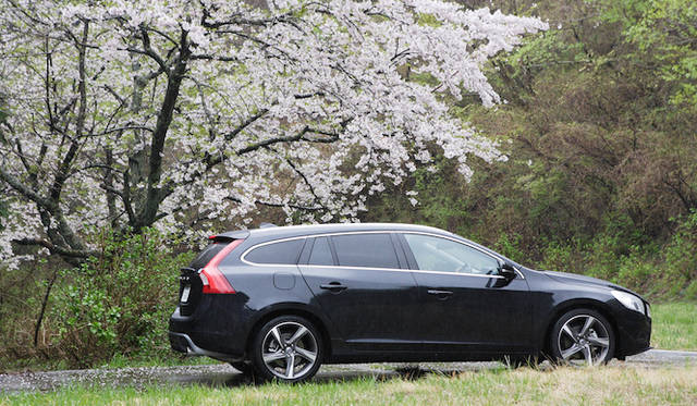 <strong>Volvo V60 T4 R-DESIGN｜ボルボ V60 T4 R-デザイン</strong>