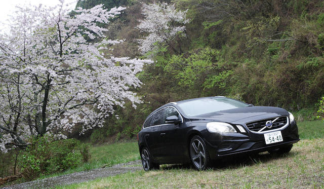 <strong>Volvo V60 T4 R-DESIGN｜ボルボ V60 T4 R-デザイン</strong>