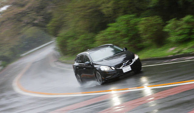 <strong>Volvo V60 T4 R-DESIGN｜ボルボ V60 T4 R-デザイン</strong>