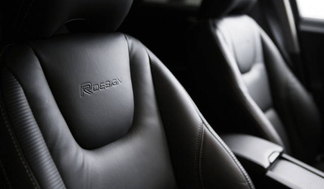 <strong>Volvo V60 T4 R-DESIGN｜ボルボ V60 T4 R-デザイン</strong>