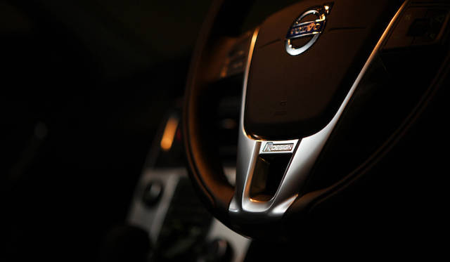 <strong>Volvo V60 T4 R-DESIGN｜ボルボ V60 T4 R-デザイン</strong>