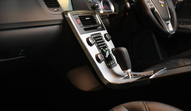 <strong>Volvo V60 T4 R-DESIGN｜ボルボ V60 T4 R-デザイン</strong>