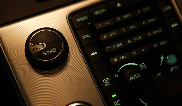 <strong>Volvo V60 T4 R-DESIGN｜ボルボ V60 T4 R-デザイン</strong>