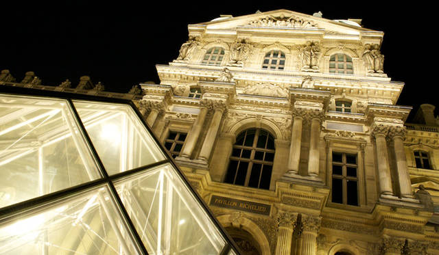 <strong>東芝│TOSHIBA</strong>　東芝はルーブル美術館とパートナーシップ契約を締結し、LED照明の設置をおこなっている