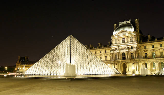 <strong>東芝│TOSHIBA</strong>　プロジェクトの第1弾は、ガラスのピラミッドがあり、美術館の外観を象徴するナポレオン広場が対象