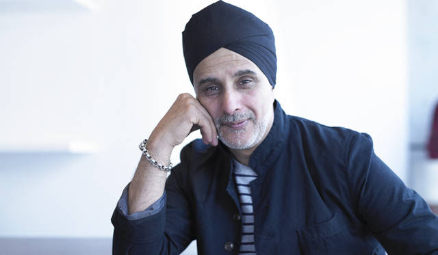 トランクショーの忙しい合間、いろいろな質問に丁寧に答えてくれたジャス・センビ氏