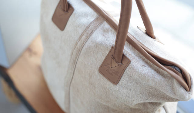 Jas M.B.らしい柔らかな色合いのヘアポニー素材のトートバッグ
