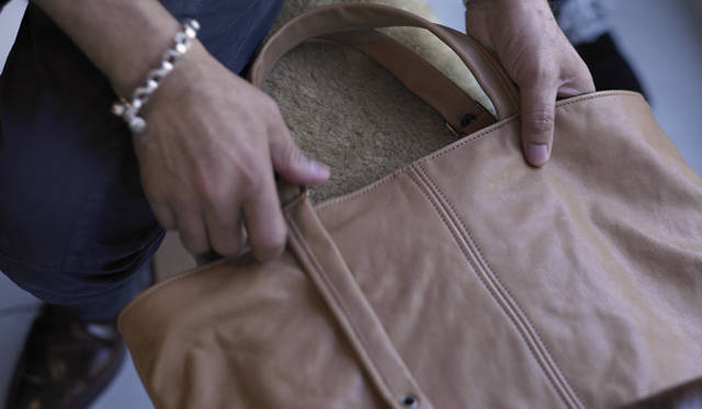 チャリティ企画やトートバッグのこだわりについてこと細かに教えてくれた