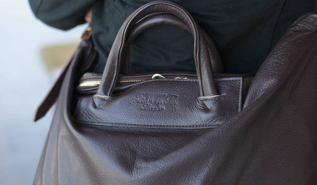 「持ち運びやすい大きさとカラーバランスが絶妙」とその魅力を語る