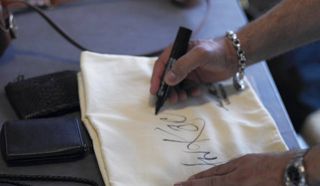 ジャス・センビ氏のサインを求める人も多かった