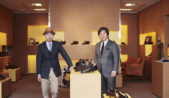 <strong> JOHN LOBB｜ジョンロブ</strong>　クリエイティブ・メーカーのNIGO®さんと、ジョンロブ ジャパン代表の松田智沖さん