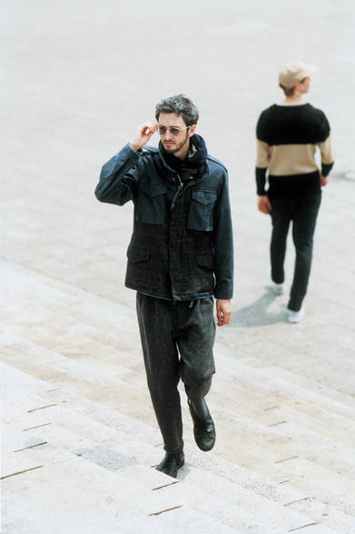 <strong>Numero Uno｜ヌメロ ウーノ</strong>　M-65 JACKET 5万400円、CROPPED PANTS 2万5200円、REVERCIBLE MUFFLER 1万9950円