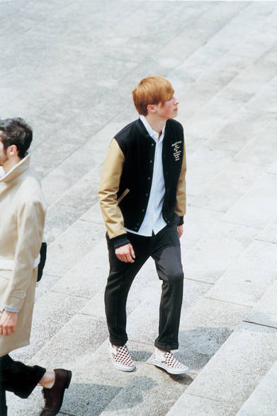 <strong>Numero Uno｜ヌメロ ウーノ</strong>　AWARD JACKET 5万8800円、“Dinner”ROUND B.D SHIRT 1万5750円、SWEAT TROUSERS 1万9950円