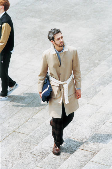 <strong>Numero Uno｜ヌメロ ウーノ</strong>　SOUTIEN COLLAR COAT 6万900円、PAJAMA PANTS 2万3100円、CANVAS CLUTCH 1万290円