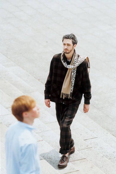 <strong>Numero Uno｜ヌメロ ウーノ</strong>　PAJAMA SHIRT JACKET 2万9400円、PAJAMA PANTS 2万3100円、REVERCIBLE MUFFLER 1万9950円