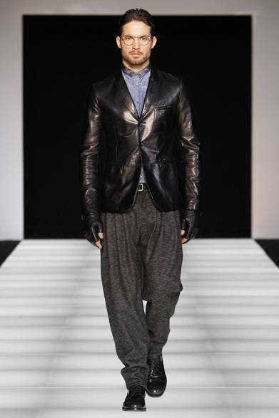 <strong>GIORGIO ARMANI｜ジョルジオ アルマーニ</strong>　時代感覚、とりわけ同時代の感覚を身に着けること。未来を見つめながらも、過去との強いきずなを守りつづける、つまり「伝統の感覚」を大切にすること。それこそが、ジョルジオ アルマーニがつねに迷うことなく、一貫して追求してきた価値である。今シーズンのコレクションのテーマは「ファブリックのたわむれ」。若干のアイロニーをくわえながら、紳士服ファブリックのクラシックな柄にあらたな解釈をほどこした。ドロミテ渓谷にインスパイアされた色づかいが印象的。