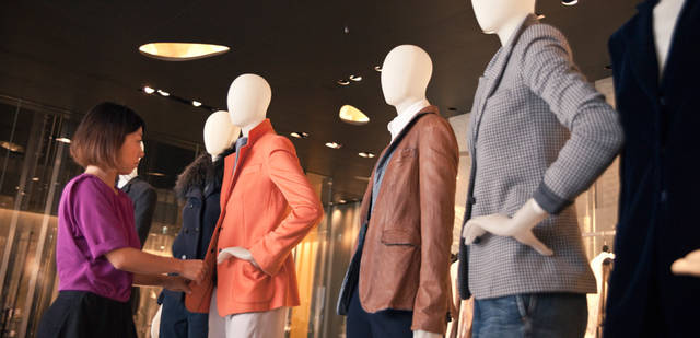 <strong>GIORGIO ARMANI｜ジョルジオ アルマーニ</strong><br />「色づかいもポイント。今年は色ジャケットがたくさん出ています。秋冬はブラックを中心にダークなアイテムが多いですが、オレンジのように鮮やかなジャケットを1点投入するだけで、モード感がぐっとアップします。おしゃれ上級者としては持っておきたい、かなりポイントの高いアイテム」 