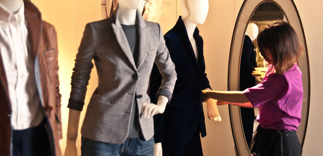 <strong>GIORGIO ARMANI｜ジョルジオ アルマーニ</strong><br />「ジャケットはこうやってちょっと袖を手繰り上げると、雰囲気のある着こなしになるんです。袖口をちょっと折り返してもいい。そのときにアルマーニみたいに裏地も上質なものを使っていれば、こういう着こなしアレンジもハマってきれいに見えます」<br /><br />左／レザージャケット 40万9500円、シャツ 8万7150円、パンツ 参考商品　真ん中／チェックジャケット 27万3000円、ニット 6万900円、デニムパンツ 13万6500円　　右／ベルベットジャケット 28万3500円、パンツ 参考商品（すべてジョルジオ アルマーニ／ジョルジオ アルマーニ ジャパン）  