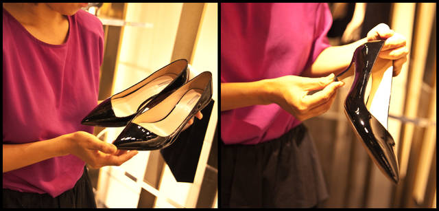 <strong>GIORGIO ARMANI｜ジョルジオ アルマーニ</strong><br />「甲が浅いからといって脱げやすいということは決してなく、足全体を包み込むように設計されているんですよね。アルマーニのお洋服の見せ方とスタンスが変わらないというか、女性の足をどれだけ美しく見せられるかを大切にしていることが伝わってくるデザイン」<br /><br />「ラグジュアリー フィット」 黒エナメル 6万900円（ジョルジオ アルマーニ／ジョルジオ アルマーニ ジャパン） 