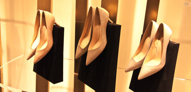 <strong>GIORGIO ARMANI｜ジョルジオ アルマーニ</strong><br />ウィメンズ・シューズコレクション「ラグジュアリー フィット」　左から／ピンクベージュエナメル、グレーエナメル、シャンパンベージュサテン すべて6万900円（すべてジョルジオ アルマーニ／ジョルジオ アルマーニ ジャパン）