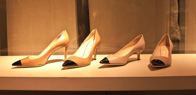 <strong>GIORGIO ARMANI｜ジョルジオ アルマーニ</strong><br />ウィメンズ・シューズコレクション「ラグジュアリー フィット」　左から／濃いベージュと黒のコンビ、明るいベージュと黒のコンビ　各6万900円 （ともにジョルジオ アルマーニ／ジョルジオ アルマーニ ジャパン）