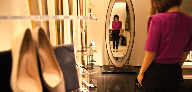 <strong>GIORGIO ARMANI｜ジョルジオ アルマーニ</strong><br />「土踏まず部分にサポート力があって、本当にはきごこちがいい。価格設定もいいですよね。1足はきつぶしてもつぎにまたおなじものを買いたくなる。アルマーニなんだけれども抑えた価格、なのにすごくはきやすいというのが、本当にポイント高いと思います」