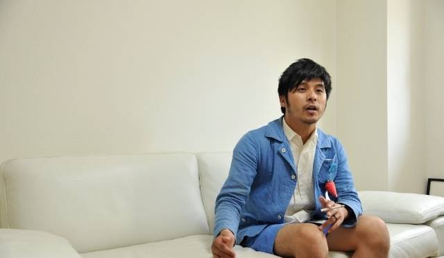 <strong>伊藤嶺花 × 坂口恭平｜スピリチュアル対談（前編）</strong>　「図面を書かず、建物も建てず、ギリギリ抜け出して卒業はしましたけど、就職先なんかないから、とりあえずバイトして。しゃべりだけはおもしろかったんで、ホテルで働けば、給料以上にチップをもらっていましたね（笑）」（坂口恭平さん）