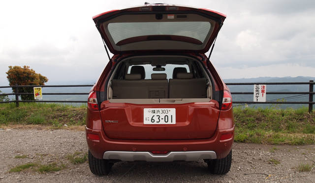 <strong>Renault Koleos｜ルノー コレオス</strong>　 リアゲートは上下スプリット