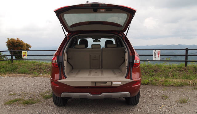 <strong>Renault Koleos｜ルノー コレオス</strong>　下のゲートはあけた状態で200kgの荷重に耐える