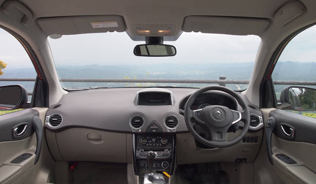 <strong>Renault Koleos｜ルノー コレオス</strong> 　開放的な室内。右上に見えるのがメガネ収納