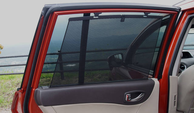 <strong>Renault Koleos｜ルノー コレオス</strong>　後部ドア　格納式サンシェード