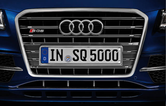 <strong>Audi SQ5 TDI｜アウディSQ5 TDI</strong>　プラチナグレーのシングルフレームグリル。アルミ風に仕上げられた内側の横グリルは2本線になっている
